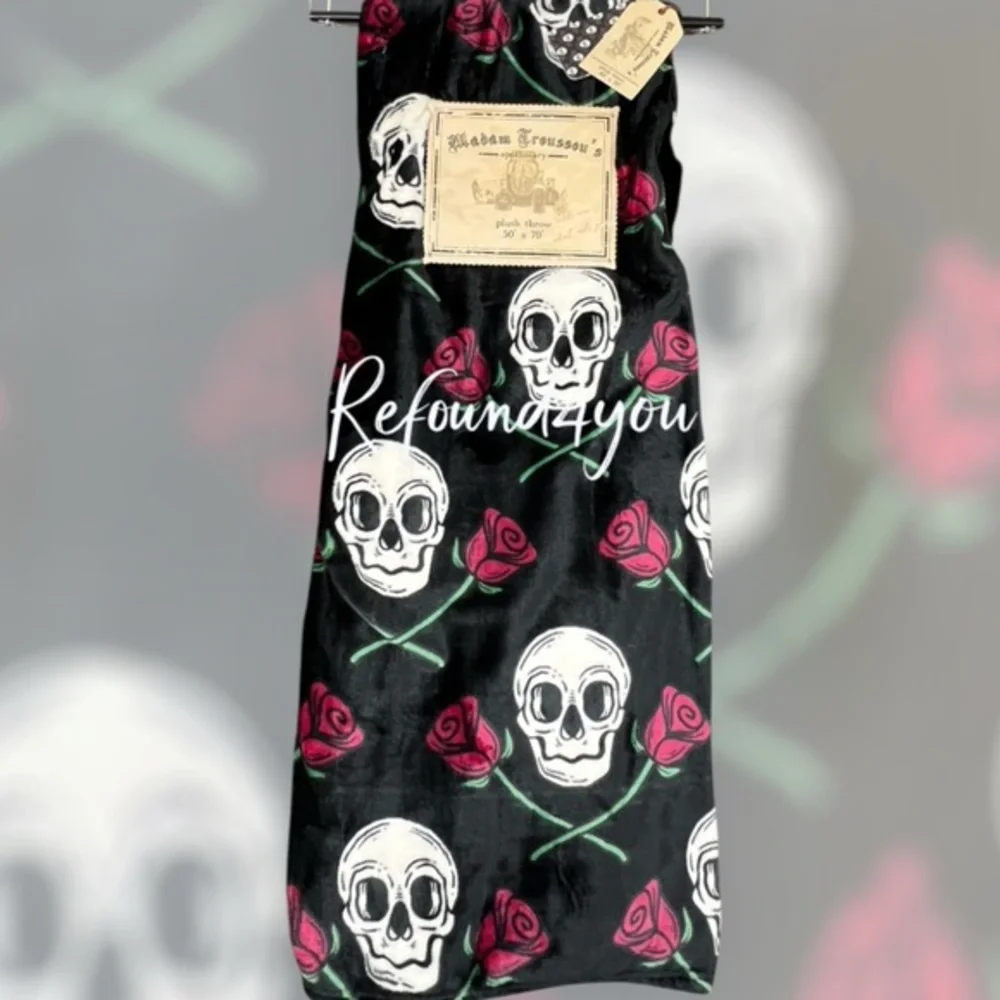 Madame Troussou’s - ‘Skulls & Roses’ Plush Throw. 50” x 70”. NWT. Firm!
